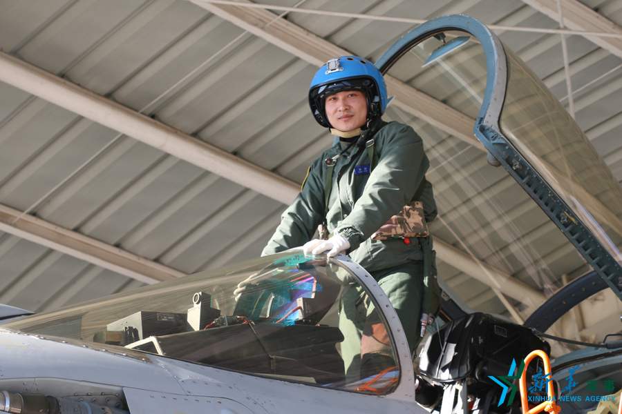 ↑資料圖片：張超首次駕駛殲-15戰機準備開飛。