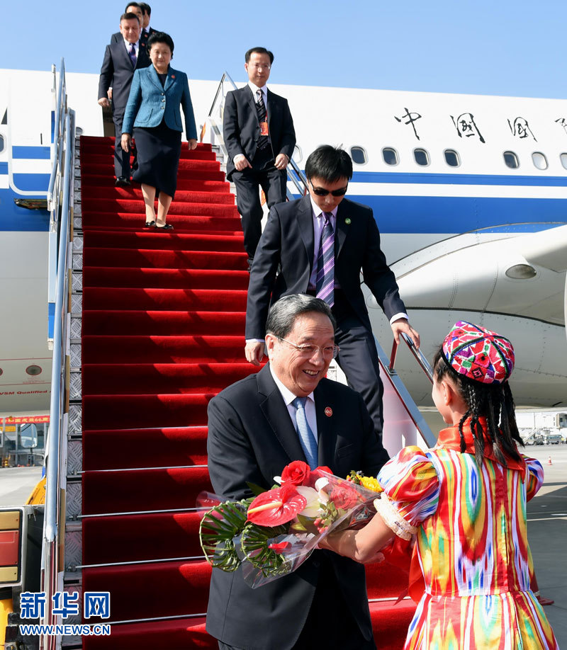 9月25日，以中共中央政治局常委、全國政協主席俞正聲為團長的中央代表團飛抵烏魯木齊，出席新疆維吾爾自治區成立60周年慶?；顒?。新華社記者 饒愛民 攝