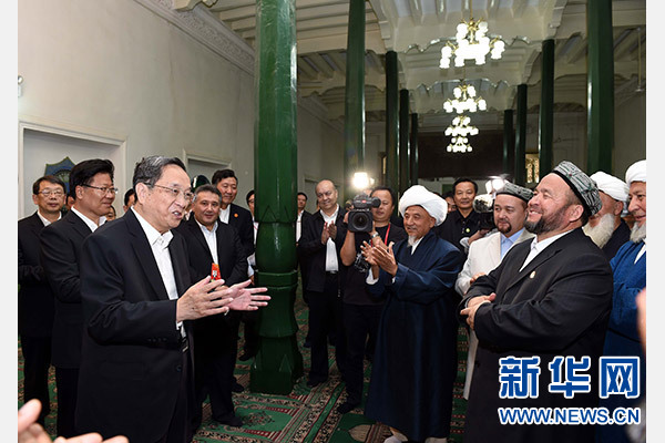 9月26日，中共中央政治局常委、全國政協主席、中央代表團團長俞正聲率中央代表團部分成員赴喀什看望各族干部群眾。這是俞正聲等來到喀什市艾提尕爾清真寺，與喀什地區宗教人士代表交流。新華社記者 饒愛民 攝  