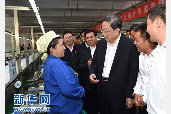 這是俞正聲等在喀什經濟開發區深圳產業園視察電子產品生產線，并與現場工人親切交流。新華社記者 饒愛民 攝