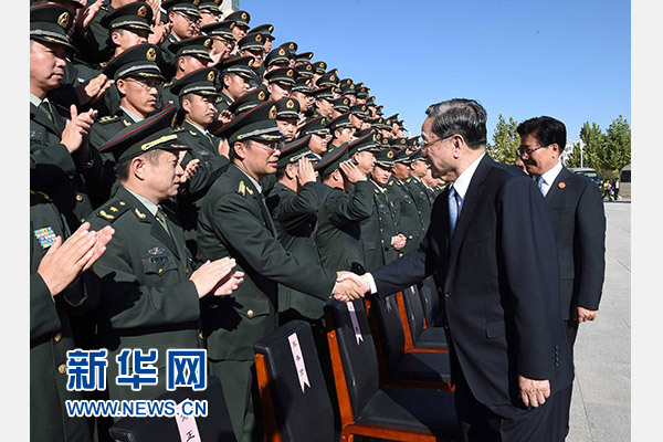 這是俞正聲等赴南疆軍區慰問，會見官兵代表。新華社記者 饒愛民 攝