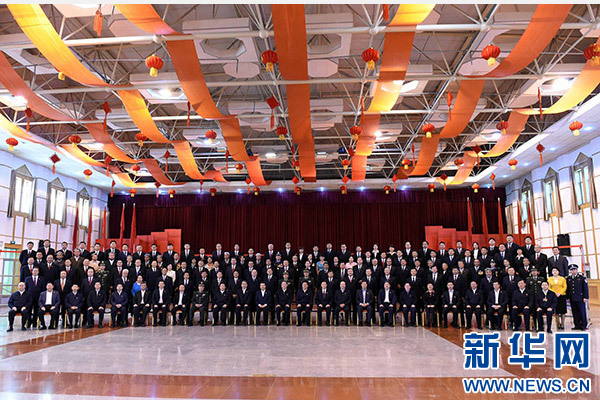 這是俞正聲同喀什地區有關負責同志、各界人士代表、援疆干部代表合影留念。新華社記者 饒愛民 攝