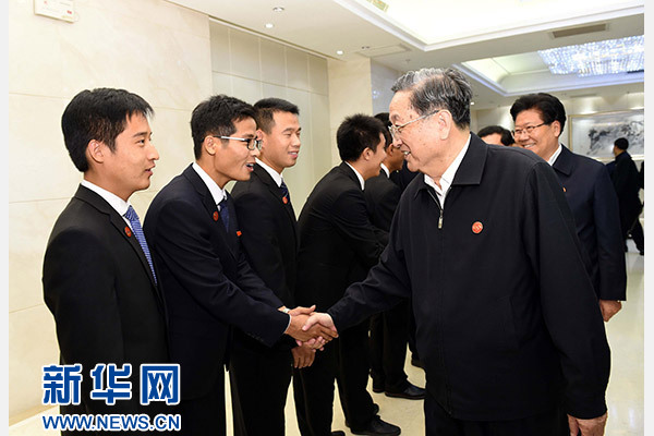 這是俞正聲會見在喀什地區鄉鎮工作的內地高校畢業生代表。新華社記者 饒愛民 攝