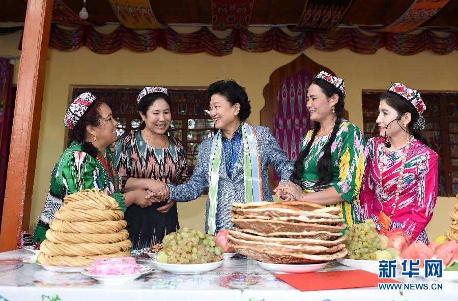 　9月26日，中共中央政治局委員、國務院副總理、中央代表團副團長劉延東率中央代表團分團到和田地區看望慰問各族干部群眾。這是劉延東在和田市吉亞鄉喀勒塔吐格曼村與維吾爾族群眾在一起。新華社記者張領攝