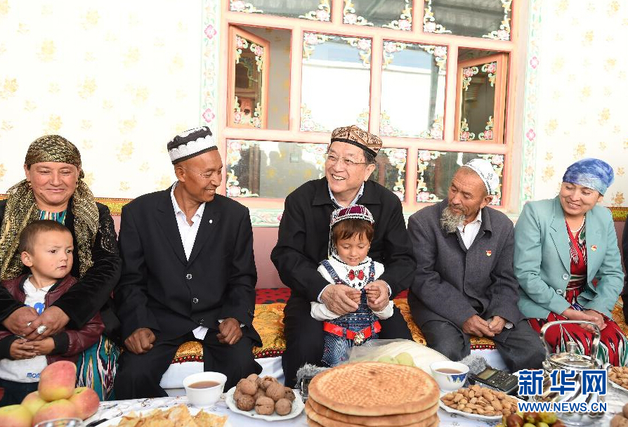 9月27日，中共中央政治局常委、全國政協主席、中央代表團團長俞正聲率中央代表團部分成員赴喀什地區莎車縣看望各族干部群眾。這是俞正聲在莎車縣艾力西湖鎮21村看望維吾爾族村民阿布來提·阿不力孜一家。新華社記者 高潔 攝