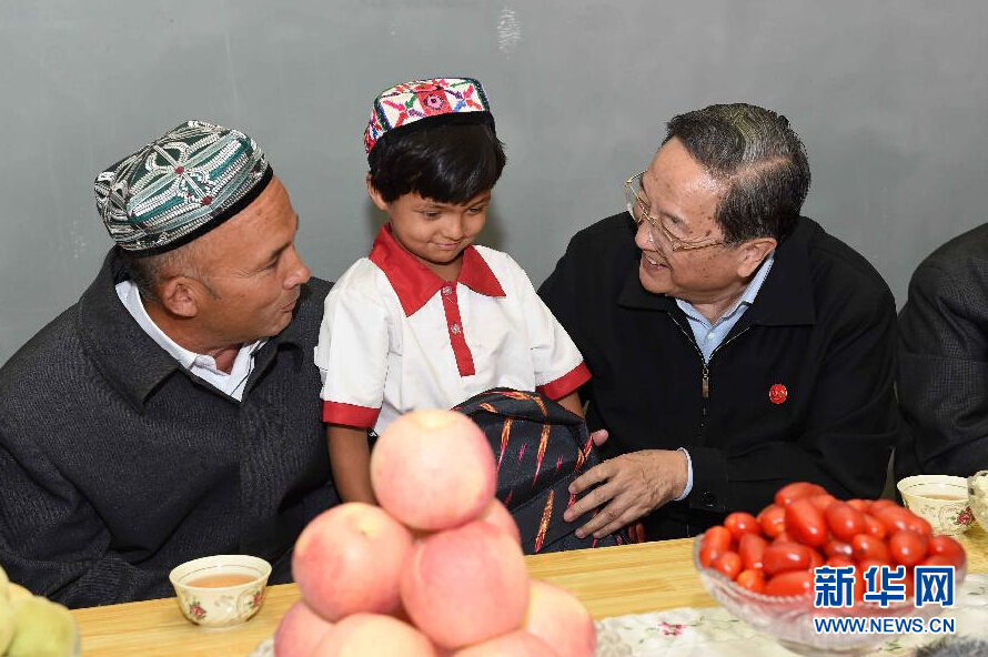 9月27日，中共中央政治局常委、全國政協主席、中央代表團團長俞正聲率中央代表團部分成員赴喀什地區莎車縣看望各族干部群眾。這是俞正聲到新疆生產建設兵團第三師莎車農場維吾爾族團場職工家中看望，并向小朋友贈送學習用品。新華社記者 饒愛民 攝