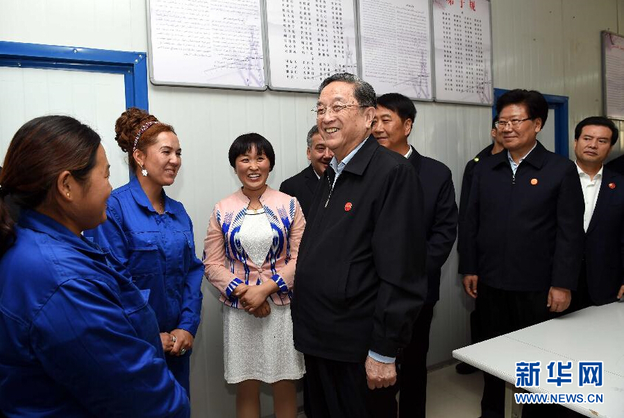 9月27日，中共中央政治局常委、全國政協主席、中央代表團團長俞正聲率中央代表團部分成員來到新疆英吉沙縣喀什中興手套有限公司考察。新華社記者 饒愛民 攝 