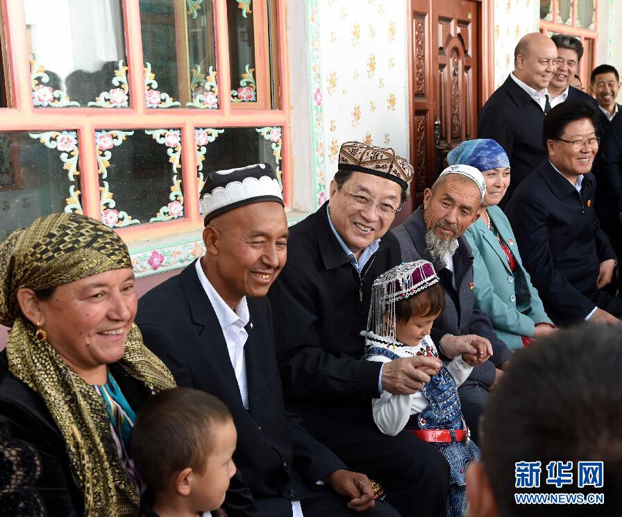 9月27日，中共中央政治局常委、全國政協主席、中央代表團團長俞正聲率中央代表團部分成員赴喀什地區莎車縣看望各族干部群眾。這是俞正聲在莎車縣艾力西湖鎮21村看望維吾爾族村民阿布來提·阿不力孜一家。新華社記者 饒愛民 攝