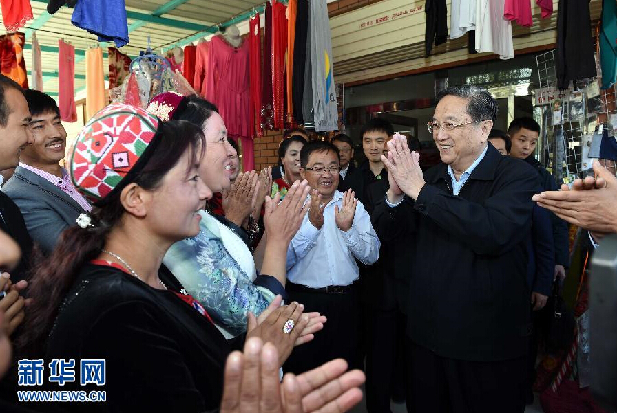 9月27日，中共中央政治局常委、全國政協主席、中央代表團團長俞正聲率中央代表團部分成員赴喀什地區莎車縣看望各族干部群眾。這是俞正聲在莎車縣艾力西湖鎮21村看望慰問維吾爾族群眾。新華社記者 饒愛民 攝