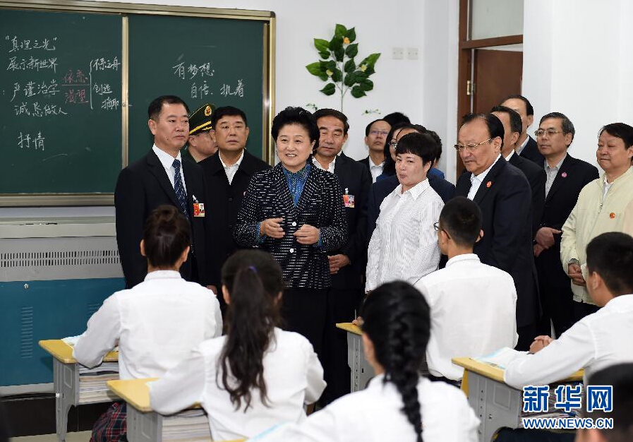 9月27日，中共中央政治局委員、國務院副總理、中央代表團副團長劉延東率中央代表團分團，帶著黨中央、國務院的親切關懷和全國各族人民的深切情誼，來到和田地區、阿克蘇地區慰問各族干部群眾，并祝賀大家中秋節快樂。這是劉延東視察對口援建的和田天津中學。新華社記者 張領 攝