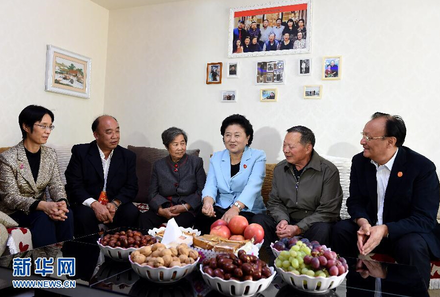 9月27日，中共中央政治局委員、國務院副總理、中央代表團副團長劉延東率中央代表團分團，帶著黨中央、國務院的親切關懷和全國各族人民的深切情誼，來到和田地區、阿克蘇地區慰問各族干部群眾，并祝賀大家中秋節快樂。這是劉延東來到新疆生產建設兵團第一師五團團場退休職工包春祥家中慰問。新華社記者 張領 攝