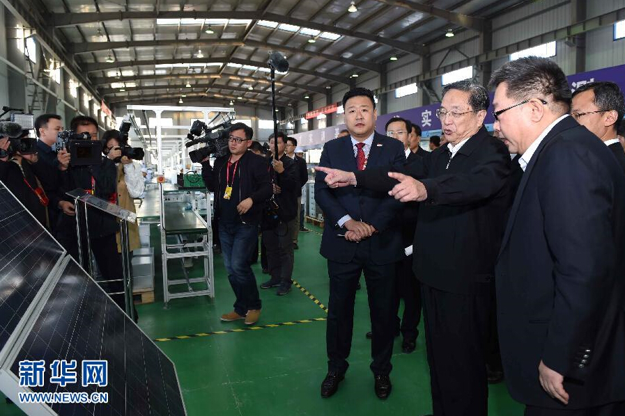 9月28日，中共中央政治局常委、全國政協主席、中央代表團團長俞正聲率中央代表團部分成員赴祖國最西端的新疆克孜勒蘇柯爾克孜自治州看望慰問各族干部群眾。這是俞正聲來到阿圖什市昆山產業園新疆中興能源公司視察工作。新華社記者 饒愛民 攝