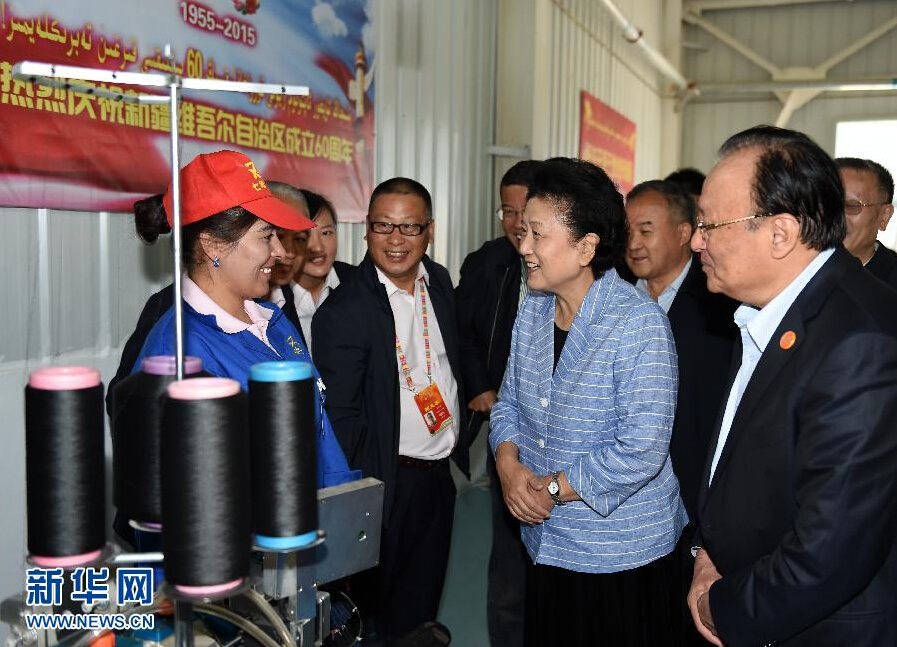 9月28日，中共中央政治局委員、國務院副總理、中央代表團副團長劉延東率中央代表團分團赴阿克蘇地區、伊犁哈薩克自治州慰問，與各族干部群眾共度節日、共享歡樂。這是劉延東在阿克蘇紡織工業城慰問棉紡工人。新華社記者張領攝
