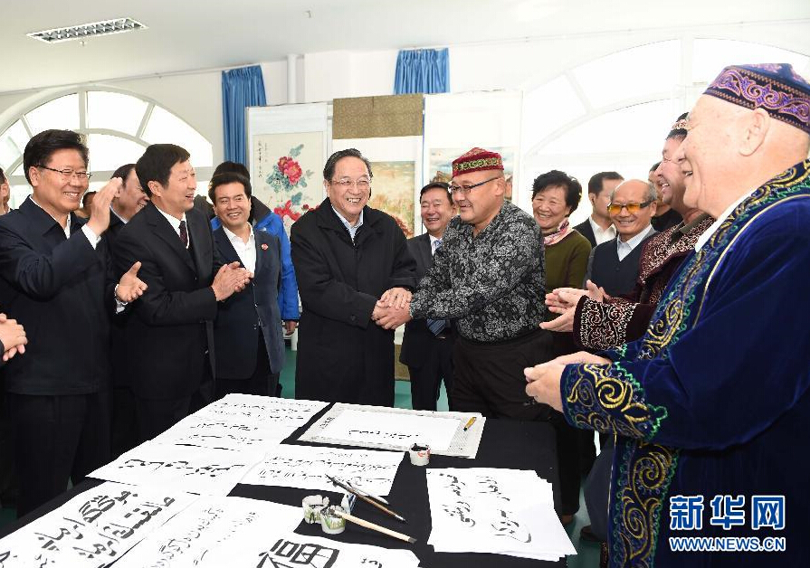 9月29日，中共中央政治局常委、全國政協主席、中央代表團團長俞正聲率中央代表團部分成員赴阿勒泰地區看望各族干部群眾。這是俞正聲來到阿勒泰地區老年人活動中心，觀看老同志書畫展，同老同志親切交談。新華社記者 高潔 攝