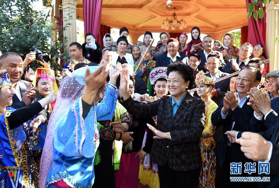 9月29日，中共中央政治局委員、國務院副總理、中央代表團副團長劉延東率中央代表團分團在伊犁哈薩克自治州看望慰問各族干部群眾。這是劉延東在伊寧市漢賓鄉發展村考察慰問時與表演維吾爾族傳統歌舞“麥西來甫”的村民們交流。新華社記者張領攝