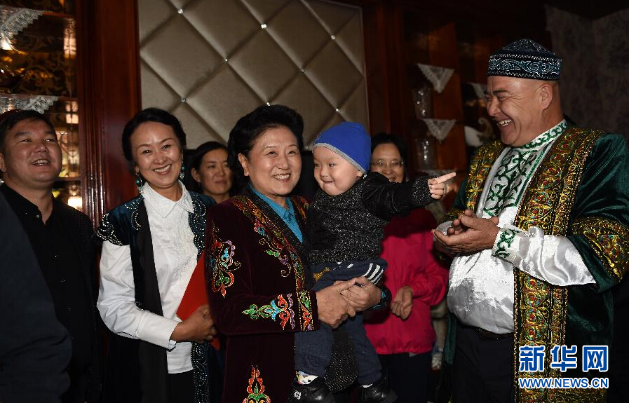 9月29日，中共中央政治局委員、國務院副總理、中央代表團副團長劉延東率中央代表團分團在伊犁哈薩克自治州看望慰問各族干部群眾。這是劉延東在伊寧市漢賓鄉發展村走訪慰問哈薩克族村民。新華社記者張領攝