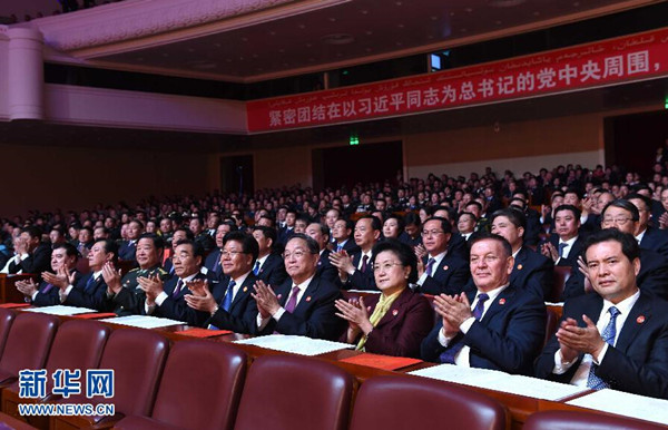     9月30日，慶祝新疆維吾爾自治區成立60周年文藝晚會《新疆禮贊》在新疆人民會堂精彩呈現。中共中央政治局常委、全國政協主席、中央代表團團長俞正聲，與2000余名各族群眾代表一起觀看演出。新華社記者 饒愛民 攝