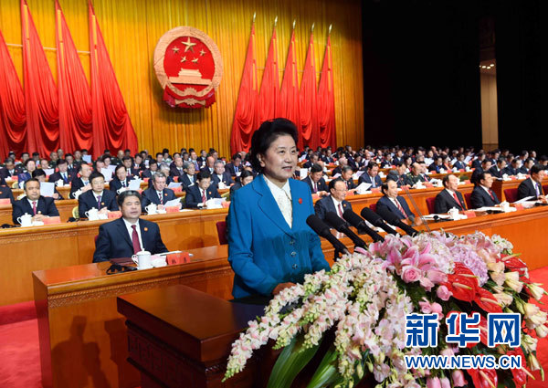 10月1日，慶祝中華人民共和國成立66周年暨新疆維吾爾自治區成立60周年大會在新疆人民會堂隆重舉行。這是中共中央政治局委員、國務院副總理、中央代表團副團長劉延東宣讀中共中央、全國人大常委會、國務院、全國政協、中央軍委關于慶祝新疆維吾爾自治區成立60周年的賀電。新華社記者 饒愛民 攝 