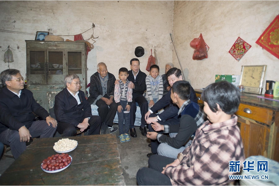 10月22日至23日，中共中央政治局常委、國務院副總理張高麗在山東調研扶貧工作情況。這是10月22日，張高麗在菏澤市巨野縣田莊鎮后屯村入戶看望生活困難村民。 新華社記者 王曄 攝