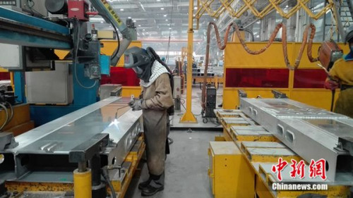 焊接工人正在工作。中新網 邱宇 攝