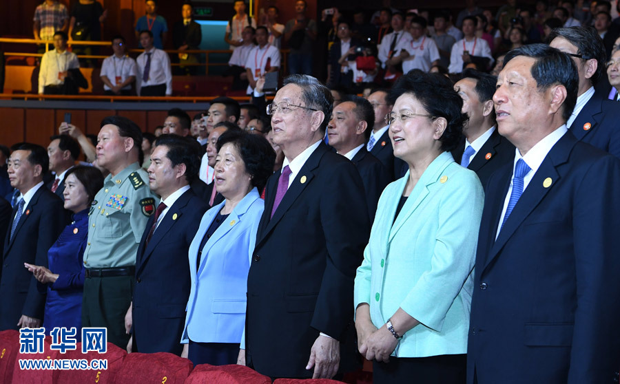8月7日，慶祝內蒙古自治區成立70周年文藝晚會《贊歌》在內蒙古烏蘭恰特大劇院舉行。中共中央政治局常委、全國政協主席、中央代表團團長俞正聲和各族各界干部群眾等共約1300人觀看演出。新華社記者 張領 攝