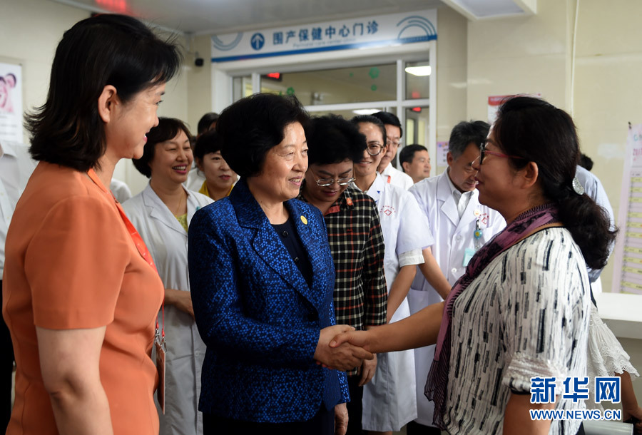 8月9日，中共中央政治局委員、中央統戰部部長、中央代表團副團長孫春蘭率中央代表團三分團，先后赴內蒙古自治區烏海市、阿拉善盟看望各族干部群眾。這是孫春蘭在烏海市婦兒醫療預防保健中心同患者親切交談。新華社記者 任軍川 攝