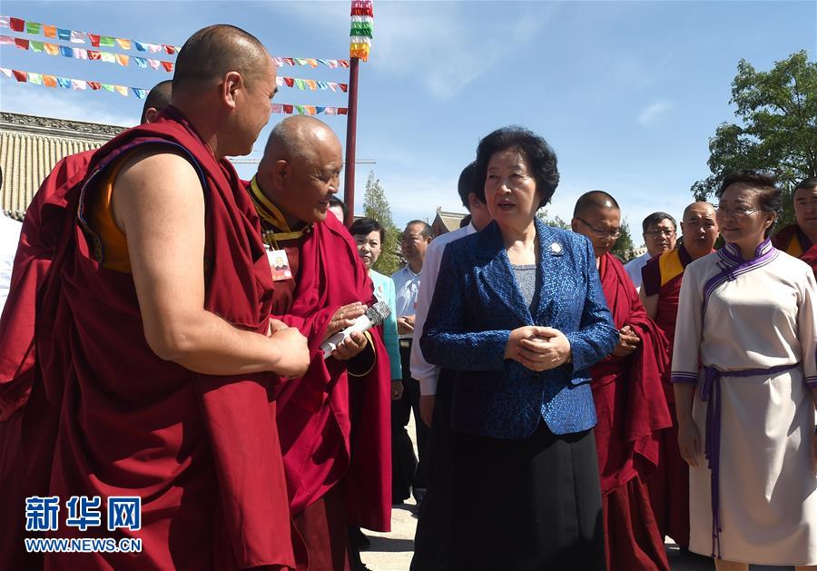 8月10日，中共中央政治局委員、中央統戰部部長、中央代表團副團長孫春蘭率中央代表團三分團繼續在內蒙古自治區阿拉善盟看望慰問，把以習近平同志為核心的黨中央的親切關懷和全國各族人民的美好祝福帶給阿拉善各族各界干部群眾。這是孫春蘭在佛教寺廟延福寺考察。新華社記者 任軍川 攝