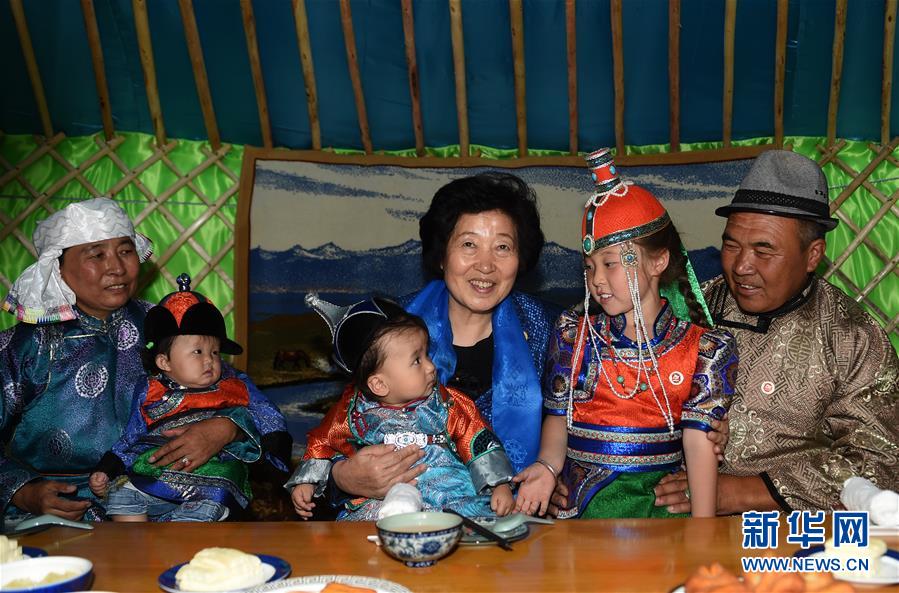 8月11日，帶著以習近平同志為核心的黨中央的親切關懷和全國各族人民的美好祝福，中共中央政治局委員、中央統戰部部長、中央代表團副團長孫春蘭率中央代表團三分團在錫林郭勒盟看望各族干部群眾，共同慶祝內蒙古自治區成立70周年。這是孫春蘭在錫林浩特市寶力根蘇木牧民巴·巴特爾（右一）家中看望。新華社記者 任軍川 攝