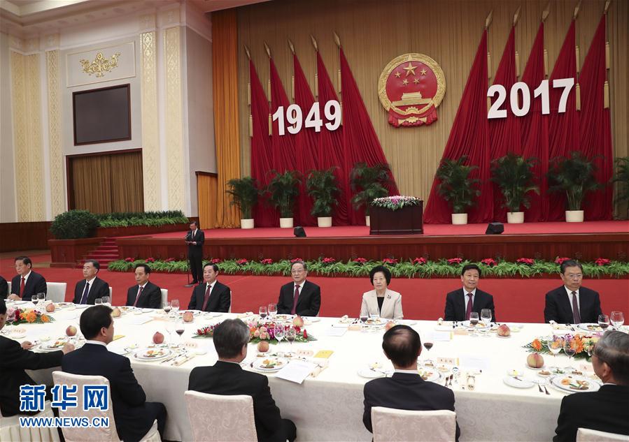9月28日，全國政協辦公廳、中共中央統戰部、國務院僑辦、國務院港澳辦、國務院臺辦在北京人民大會堂聯合舉行國慶招待會。中共中央政治局常委、全國政協主席俞正聲與2800多名港澳臺僑各界代表歡聚一堂，慶祝中華人民共和國成立68周年。這是俞正聲在招待會上致辭。新華社記者 龐興雷 攝