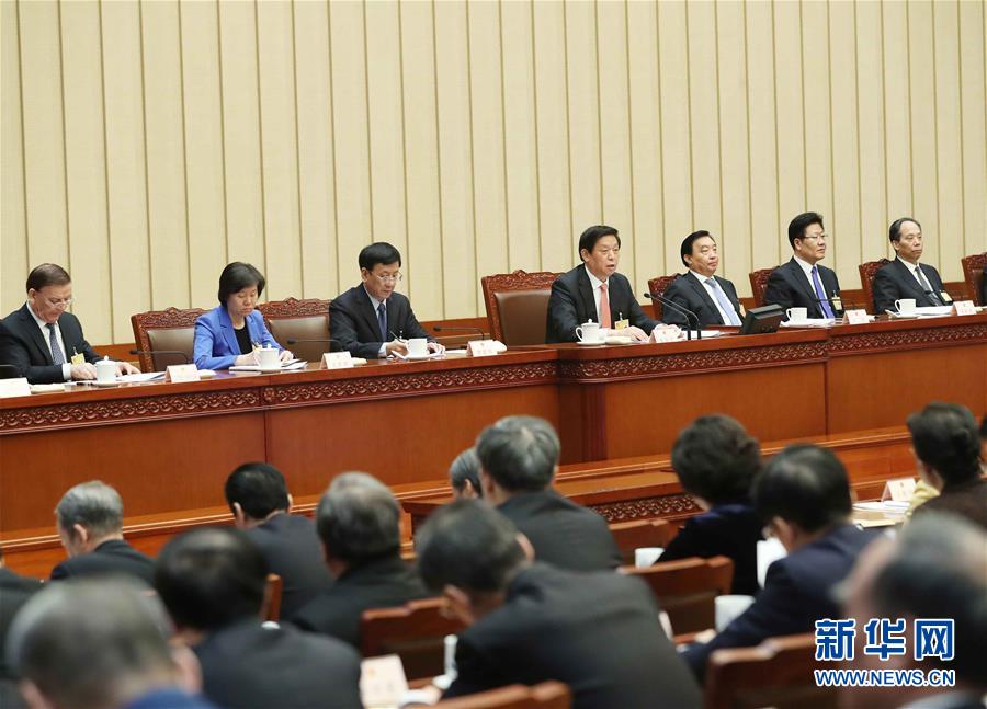 (時政)十三屆全國人大常委會第一次會議在京舉行 栗戰書主持并講話