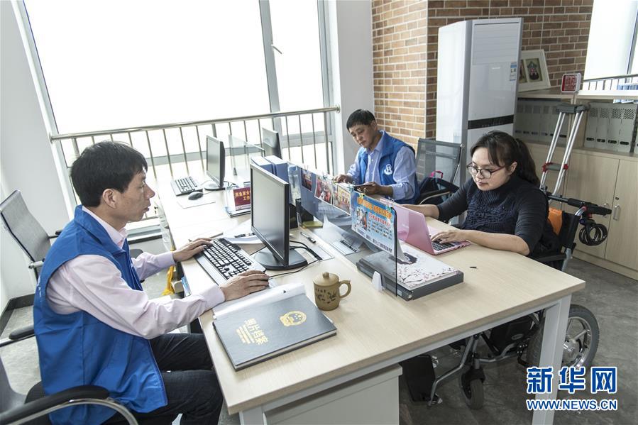 (新華全媒頭條·圖文互動)(4)情系人民 心牽創新——習近平總書記考察湖北回訪記