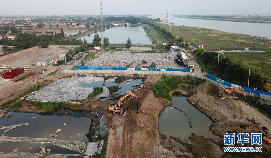 （新華視點·圖文互動）（2）中央督察兩年有的絲毫未改，有的不減反增——江蘇泰興數萬噸化工廢料和污泥堆放長江邊調查