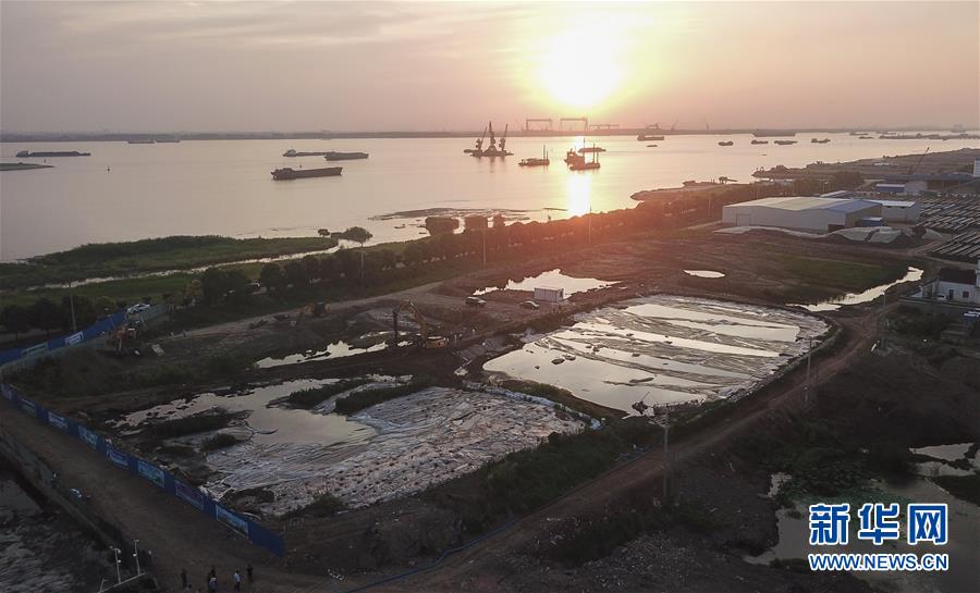（新華視點·圖文互動）（3）中央督察兩年有的絲毫未改，有的不減反增——江蘇泰興數萬噸化工廢料和污泥堆放長江邊調查