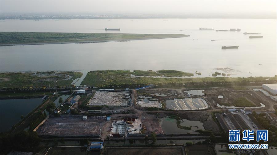 （新華視點·圖文互動）（6）中央督察兩年有的絲毫未改，有的不減反增——江蘇泰興數萬噸化工廢料和污泥堆放長江邊調查