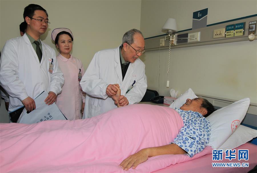 (新華全媒頭條·圖文互動)(1)以生命的名義——獻給首個“中國醫師節”