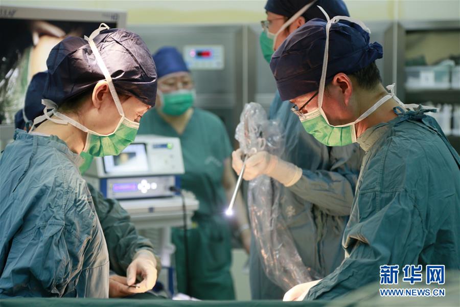 (圖文互動)(1)中國首個移植子宮內孕育寶寶在西京醫院出生