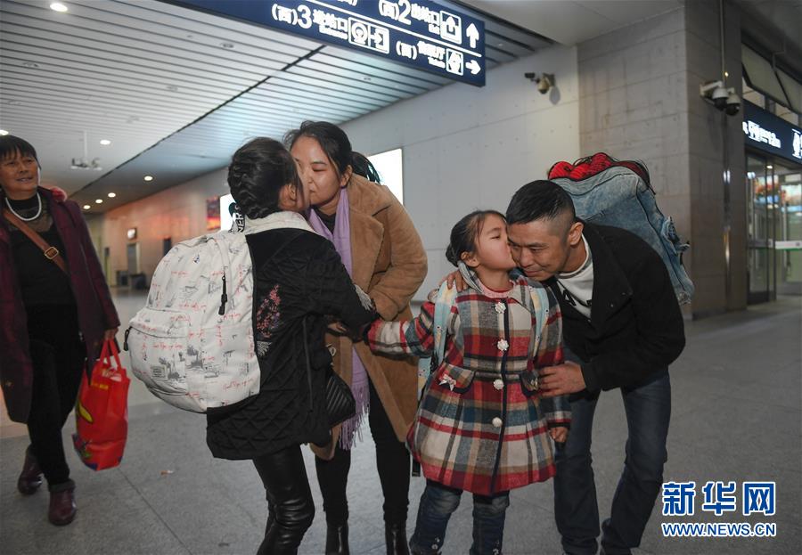 (新華全媒頭條·七樂無窮·春節·圖文互動)(1)變化中彰顯中國發展活力——透視過年方式之變