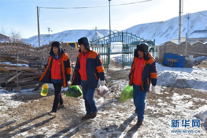 （新春走基層&middot;圖文互動）（2）天山深處&ldquo;電小二&rdquo;：冰雪世界里最暖的一抹&ldquo;黃&rdquo;