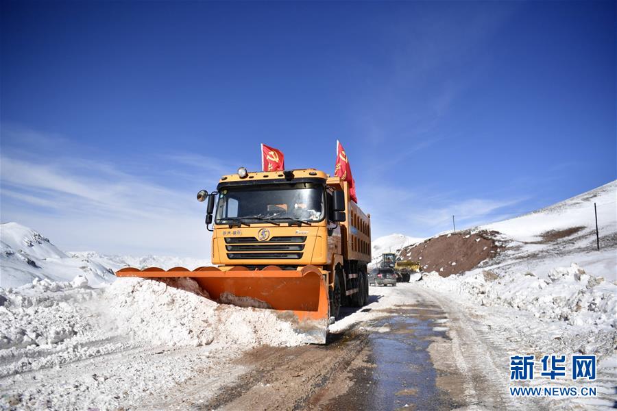 (新華全媒頭條·圖文互動)(1)風雪中傳遞溫暖的力量——記青海干部群眾抗擊玉樹雪災
