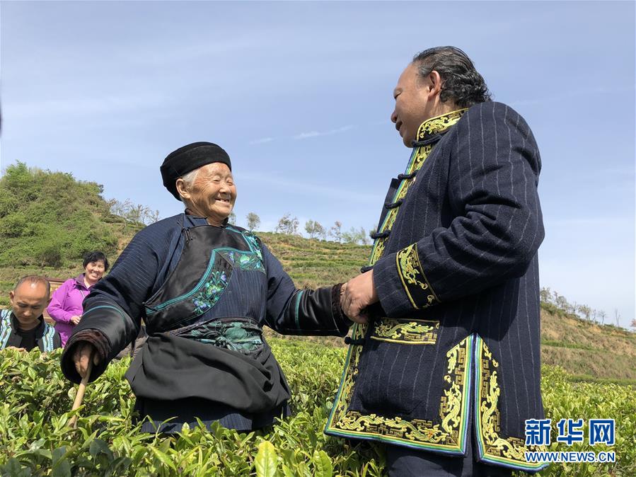 (代表委員履職·圖文互動)尋找綠水青山里拔“窮根”的訣竅——全國人大代表龍獻文履職記