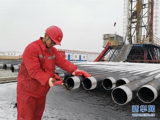 （走基層 聽民聲·圖文互動）（2）“條件進步了，好作風沒變”——記者夜守大慶油田1205鉆井隊