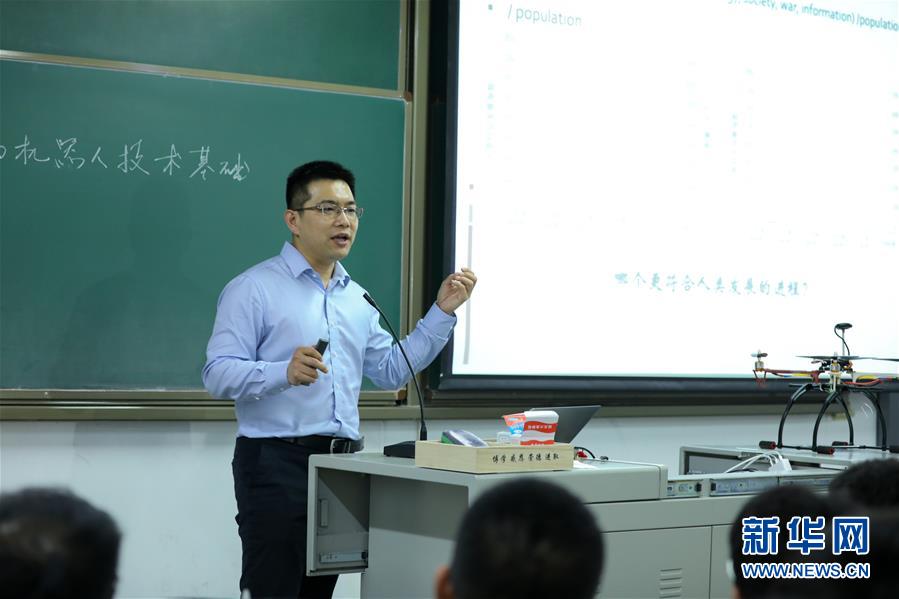 （圖文互動）（1）心懷藍天　逐夢云霄——記天津大學教授、一飛智控創始人齊俊桐