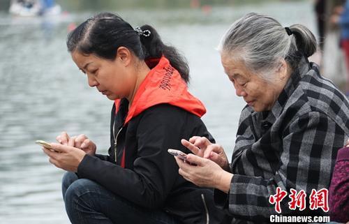 圖為中國中老年女性使用智能手機上網。(資料圖) 劉占昆 攝