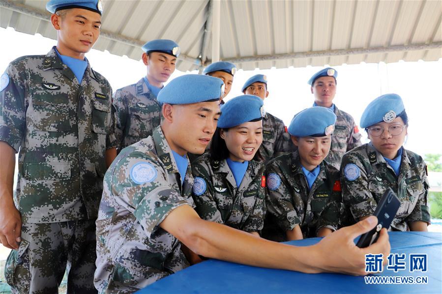 (國際·圖文互動)(1)通訊:向“時代楷模”看齊——記中國赴黎維和掃雷官兵對話杜富國