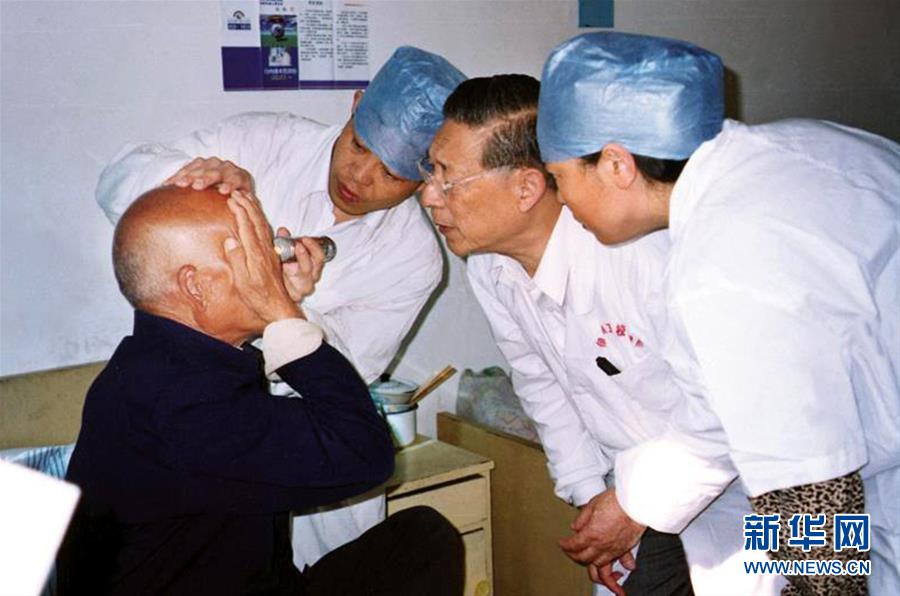 (愛國者 奮斗情·圖文互動)(7)用醫術和道德守護“光明”——全國道德模范99歲眼科專家張效房的人生軌跡