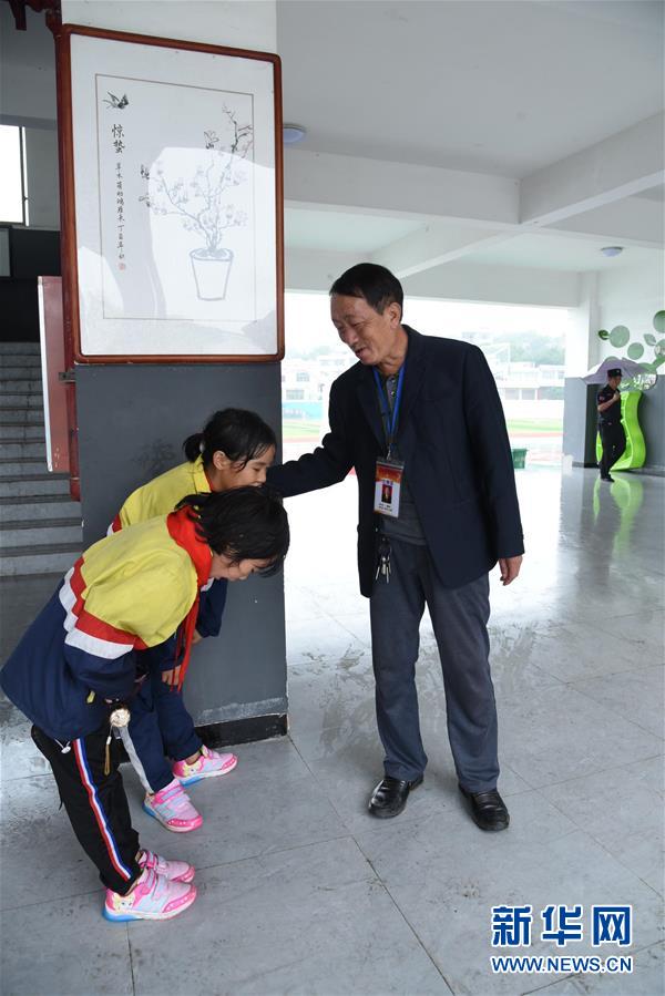 (愛國情 奮斗者·圖文互動)(2)大山園丁的堅守——記貴州黔西縣鄉村教師楊紹書