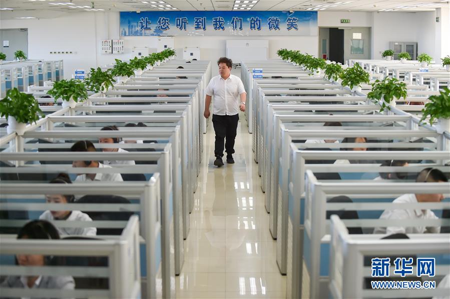 (新華全媒頭條·四中全會精神在基層·圖文互動)(1)一根小熱線撬動城市基層治理大變革——北京“接訴即辦”聽民意解民憂調查