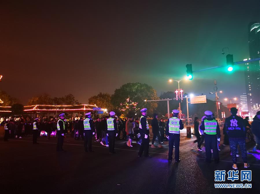(圖文互動)(1)不一樣的煙火——城市基層工作者的新年第一天