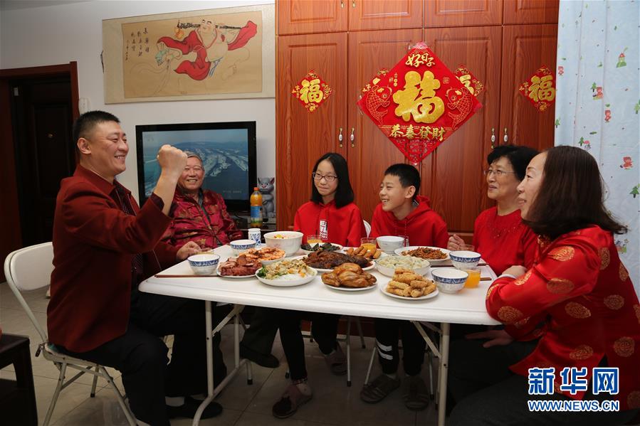 (新春走基層·圖文互動)(1)超前的“年夜飯”