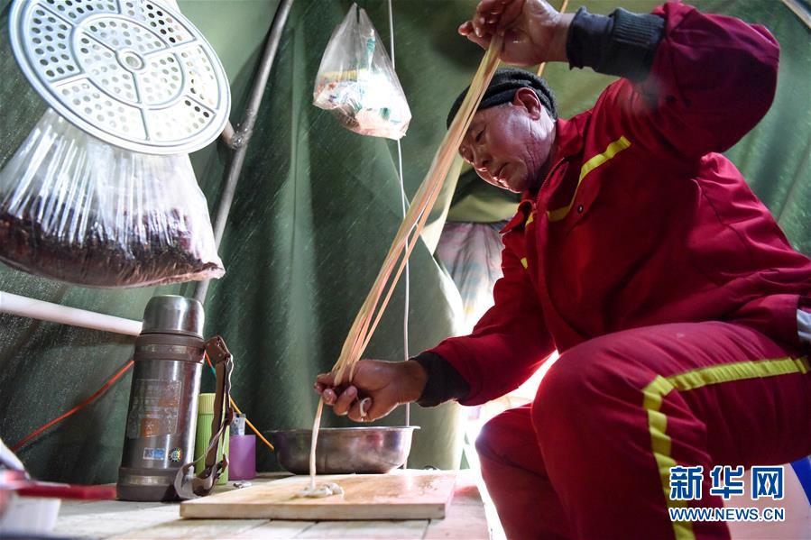 （新春走基層·圖文互動）（7）大漠中，一頂帳篷守歲五年